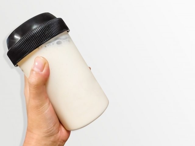 プロテインは牛乳or水どっちが効果的？各メリット〜目的別の使い分けを解説！