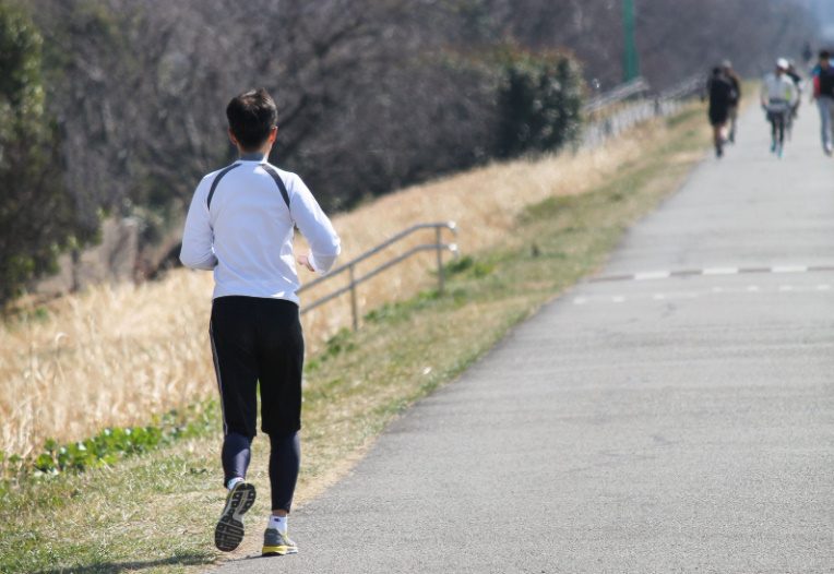 ランニング中後に頭痛が起こる原因｜症状別にすぐに治る対策まで解説