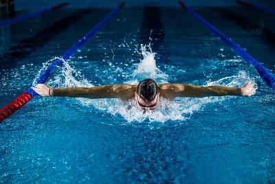 水泳が筋トレ代わりに！メリット〜泳ぎ方別の鍛えられる筋肉部位まで解説！